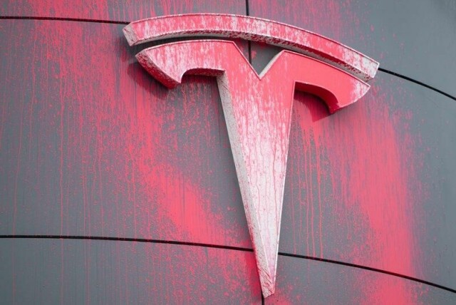 En Tesla-logo tilsølt med maling i Ottawa i Canda. Tesla-salget svikter i EU-landene, viser ny statistikk.