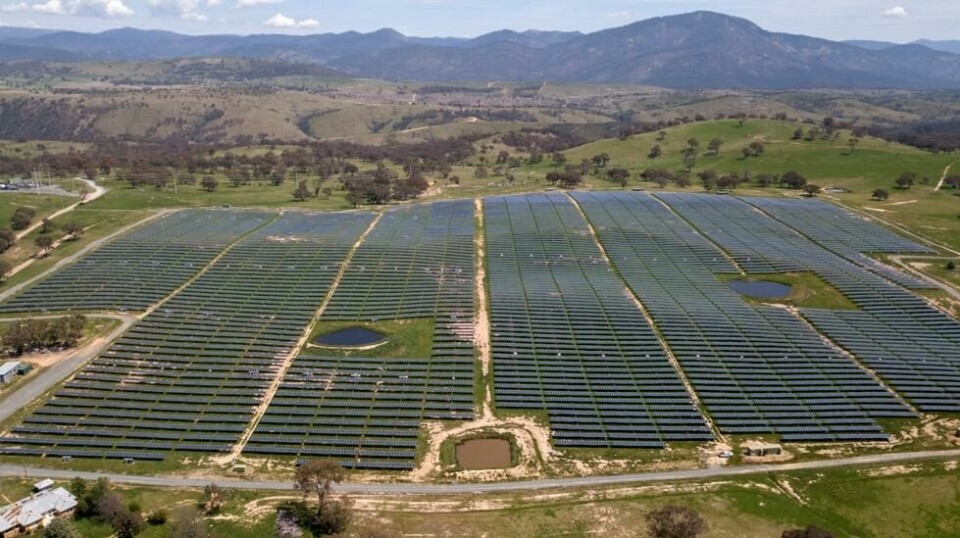 Et massivt solcellefelt har blitt godkjent av australske myndigheter. Her er Williamsdale-solfeltet sør for Canberra, som rommer 30 hektar med solcellepanel. Arkivfoto: Mick Tsikas / AAP via AP / NTB