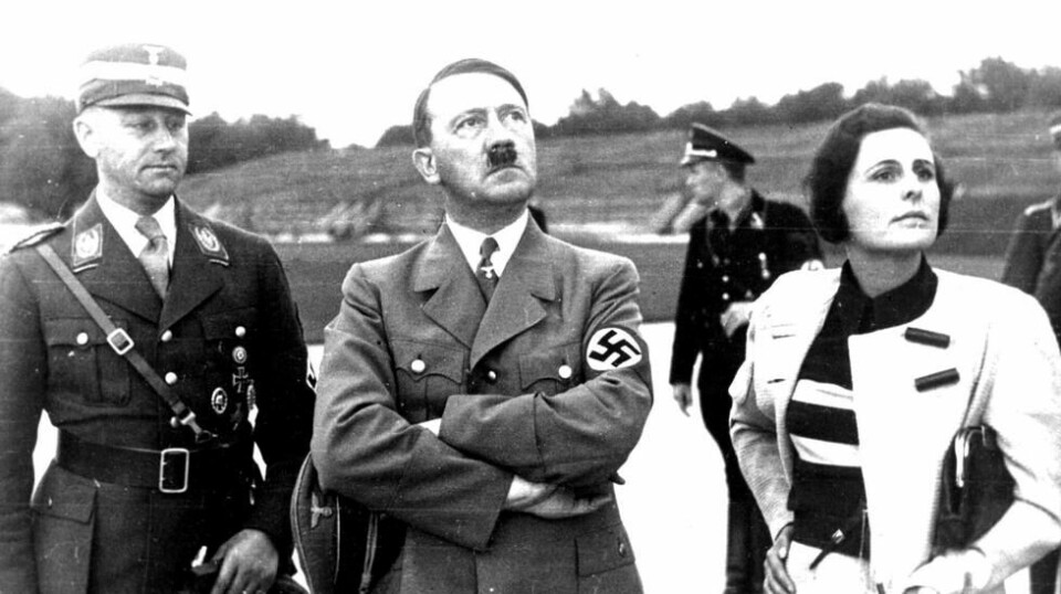 Leni Riefenstahl (t.h.) skildres på ny i en Venezia-aktuell dokumentar. Her med Adolf Hitler.