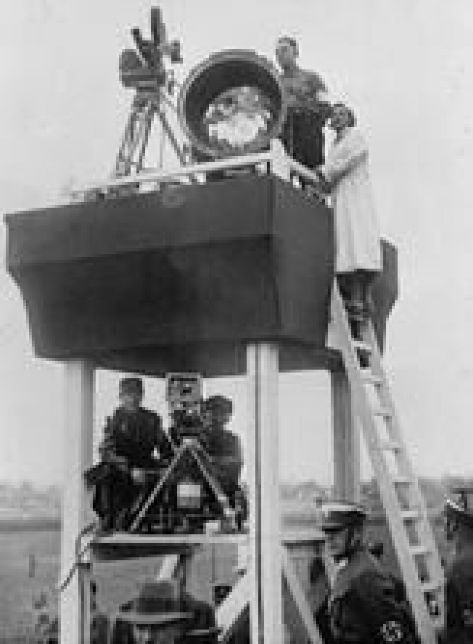Den tyske filmskaperen Leni Riefenstahl (på stigen) under innspillingen av en av propagandafilmene hun laget for Adolf Hitler i mellomkrigstiden. Den tyske filmskaperen Leni Riefenstahl (på stigen) under innspillingen av en av propagandafilmene hun laget for Adolf Hitler i mellomkrigstiden. Foto: AP / NTB