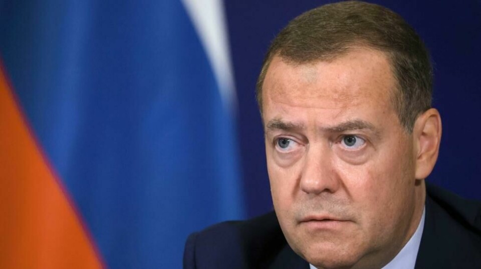 Russland kan svare på angrep med langtrekkende vestlige våpen ved å utslette Ukrainas hovedstad Kyiv, sier tidligere president Dmitrij Medvedev. Foto: Sputnik / AP / NTB