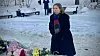 USAs ambassadør til Russland, Lynne Tracy, legger ned blomster for å vise Navalnyj den siste ære ved et monument i Moskva. Foto: USAs ambassade / AP / NTB. / AP