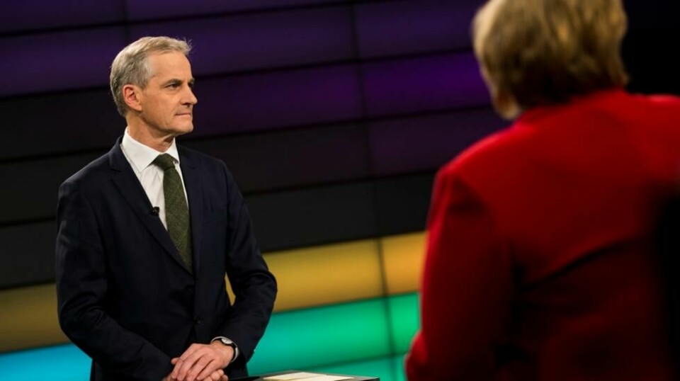 Erna Solberg (bakfra) og Jonas Gahr Støre på Debatten på NRK dagen før KrFs veivalg.