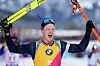 Johannes Thingnes Bø går sin siste sesong som skiskytter. Her jubler han etter seier på jaktstarten i Hochfilzen forrige måned. Foto: Matthias Schrader / AP / NTB