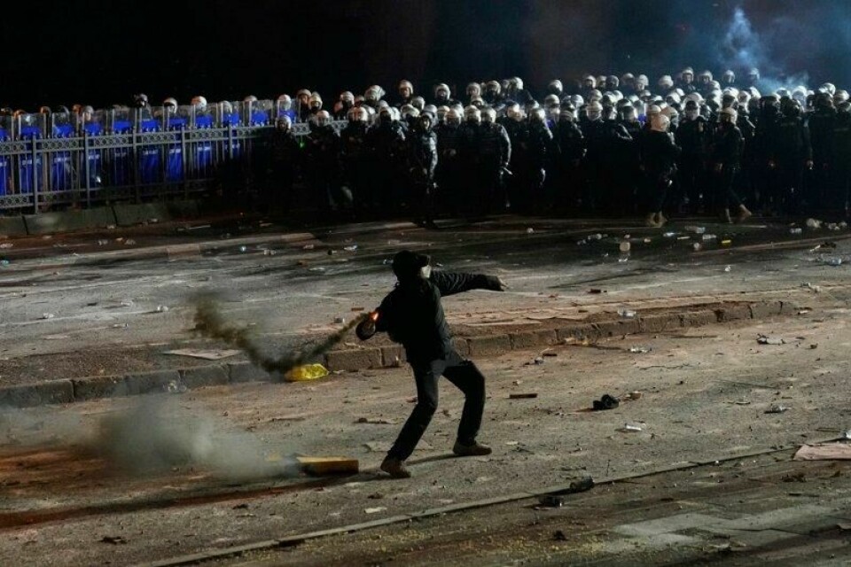 En demonstrant i Istanbul kaster et fyrverkeri under en protest mot pågripelsen av Istanbul-ordfører Ekrem Imamoglu.