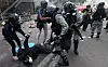 Politiet går hardt til verks mot demonstrantene i Hongkong. Foto: Achmad Ibrahim / AP