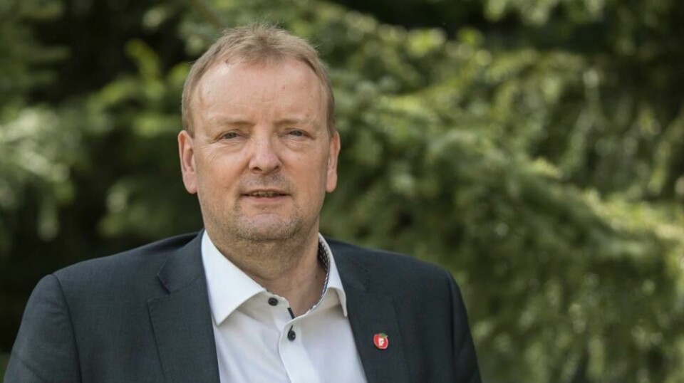 Stortingspolitiker Terje Halleland (Frp) sier i en spissformulert kommentar at han mener SV, MDG og Rødt er partier som ønsker at alle skal bo i Oslo, bo i huler, spise gress og slutte med sex.