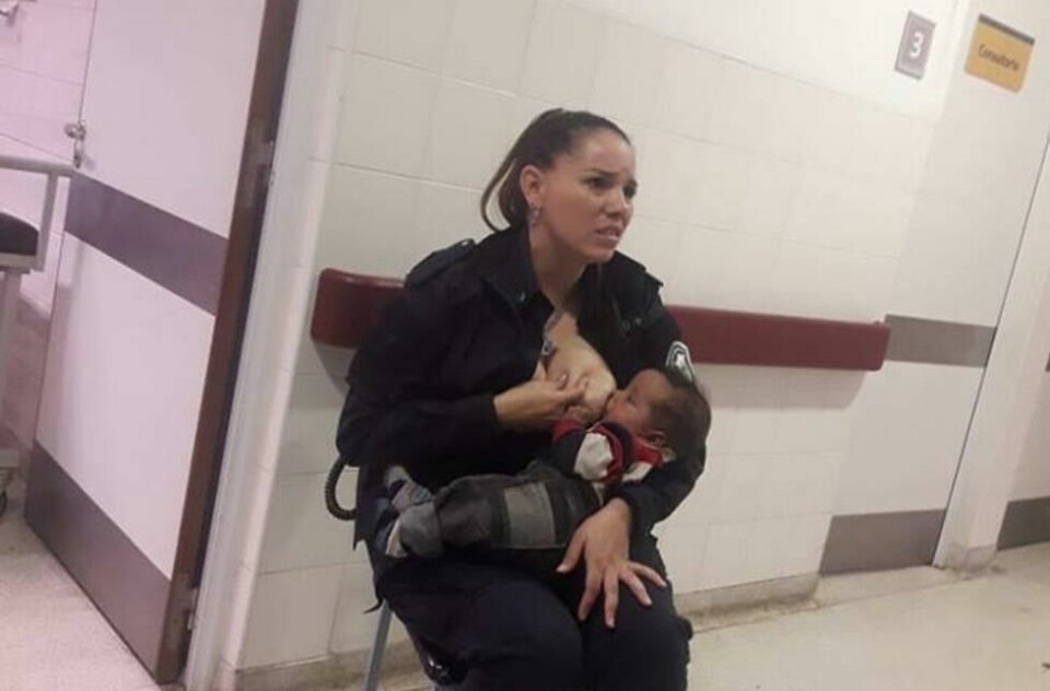 Politibetjent Celeste J. Ayala nølte ikke da hun ble oppmerksom på det sultne barnet. Foto: politimannen Marcos Heredia via Facebook. Politibetjent Celeste J. Ayala nølte ikke da hun ble oppmerksom på det sultne barnet. Foto: politimannen Marcos Heredia via Facebook.