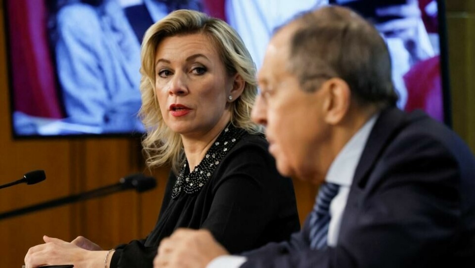Maria Zakharova, her med den russiske utenriksministeren, Sergej Lavrov. Foto: REUTERS/Shamil Zhumatov Maria Zakharova, her med den russiske utenriksministeren, Sergej Lavrov. Foto: REUTERS/Shamil Zhumatov