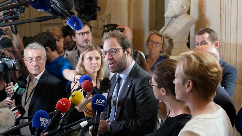33 år gamle Antoine Armand (i midten) er Frankrikes nye finansminister og skal bidra til å løse landets budsjettfloke. Foto: Lewis Joly / AP / NTB