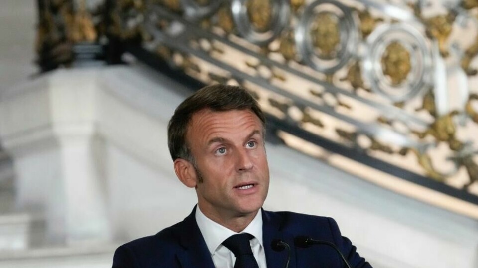 Frankrikes president Emmanuel Macron godkjente lørdag statsminister Michel Barniers nye sentrum-høyre-regjering. Arkivfoto: Michel Euler / AP / NTB
