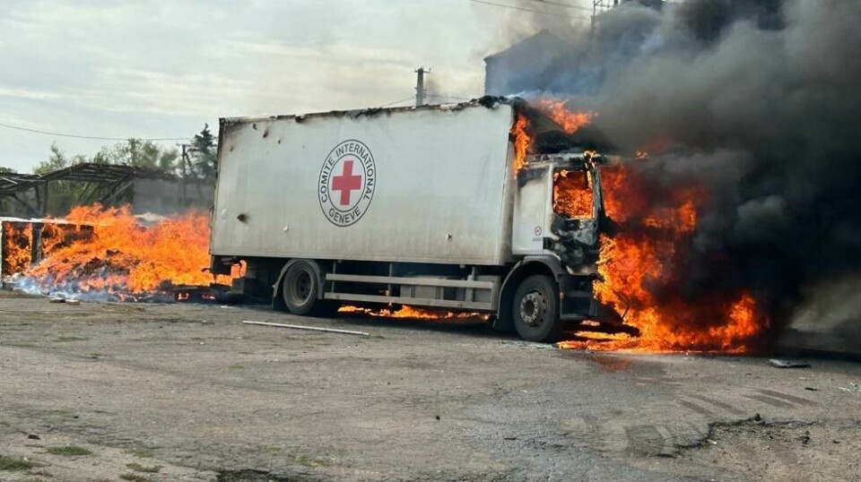 Et bilde gitt ut av det lokale politiet viser en lastebil fra Den internasjonale Røde Kors-komiteen i brann øst i Ukraina torsdag.