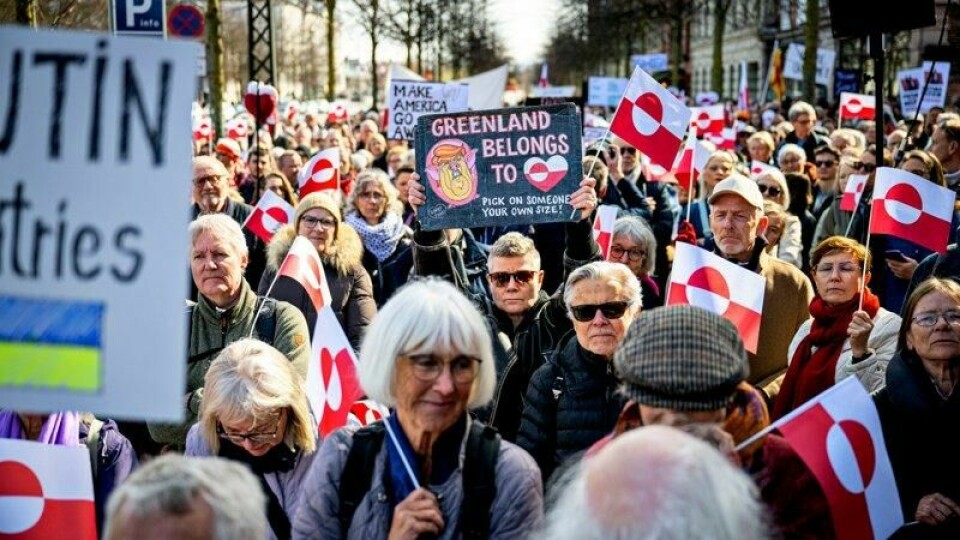 Flere hundre mennesker deltok i lørdagens demonstrasjon utenfor den amerikanske ambassaden i København for å vise sin motstand mot USAs press mott Grønland og Danmark.