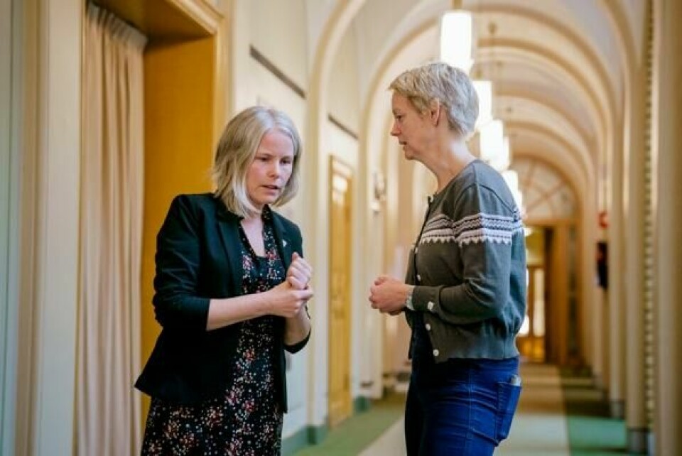 SV krever at finansminister Trygve Slagsvold Vedum (Sp) tydeliggjør oljefondets mandat for hvilke selskap det ikke skal investeres i, sier partiets utenrikspolitiske talsperson Ingrid Fiskaa (t.h.), her sammen med partileder Kirsti Bergstø.