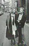 LEGENDENS HALVSØSTRE: Søstrene Julia (f.1948) og Jacqueline 'Jackie' Dykins (f.1949) en gang på 1980-tallet. Både de to og storebror John Lennon (1940-80) var barna til Julia Stanley Lennon (1914-58), Foto: Skannet fra Julia Bairds bok