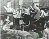 JOHN OG QUARRYMEN: Fra venstre mot høyre: Collin Hanton, Eric Griffiths, John Lennon, Len Garry, Pete Shotton og Rod Davis opptrer foran en liten forsamling i Rosebery Street, Liverpool 22. juni 1957. Paul McCartney var ikke ennå kommet med i bandet. Foto: Skannet fra Julia Bairds bok