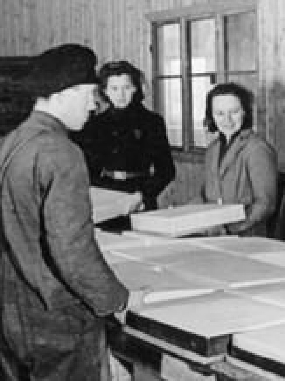 Her på pakkeriet på den nazi-eide fiskefabrikken i Bodø ble kartongene med fisk gjort klare til innfrysning. Liv Mjelde har skrevet historien om russerjentene som blant annet jobbet her. Her på pakkeriet på den nazi-eide fiskefabrikken i Bodø ble kartongene med fisk gjort klare til innfrysning. Liv Mjelde har skrevet historien om russerjentene som blant annet jobbet her. Foto: Nordlandsmuseet / Ola Karlsen/ABC Nyheter
