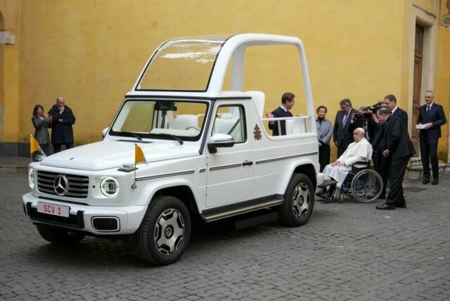 Ifølge italienske medier er det den kjente pavemobilen som skal frakte pave Frans til sitt siste hvilested. Her fra da han fikk en ny elektrisk pavemobil i desember 2024.