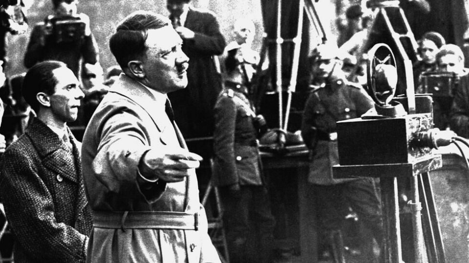 Her står Joseph Goebbles til venstre for Hitler under en tale i Berlin i 1943. Her står Joseph Goebbles til venstre for Hitler under en tale i Berlin i 1943. Foto: AP/NTB