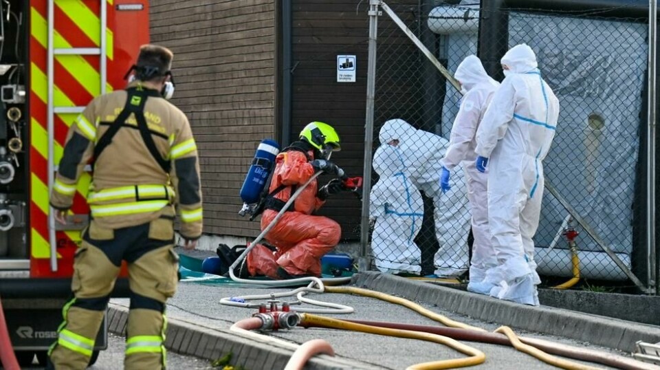 Barn og voksne ble spylt før de ble evakuert fra en moské i Stavanger som mottok en pakke med et uidentifisert pulver og brev med trusler. Foto: Carina Johansen / NTB
