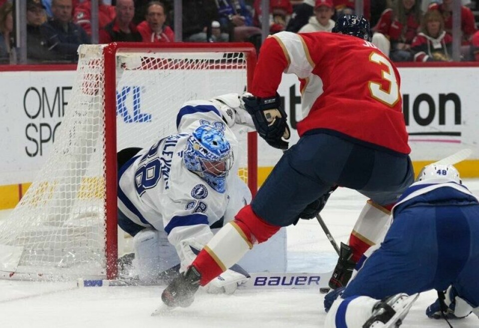 Tampa Bay Lightnings keeper måtte plukke to pucker ut av nettet i NHL-oppgjøret mot Florida Panther.
