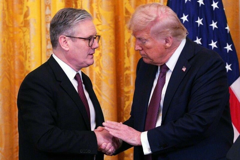 Storbritannia vurderer ifølge rykter å redusere eller kutte i skattleggingen av store teknologiselskaper for å unngå amerikanske tollsatser. Søndag kveld snakket statsminister Keir Starmer (t.v.) med president Donald Trump (t.h.). Dette bildet er fra Starmers besøk i Washington i februar.