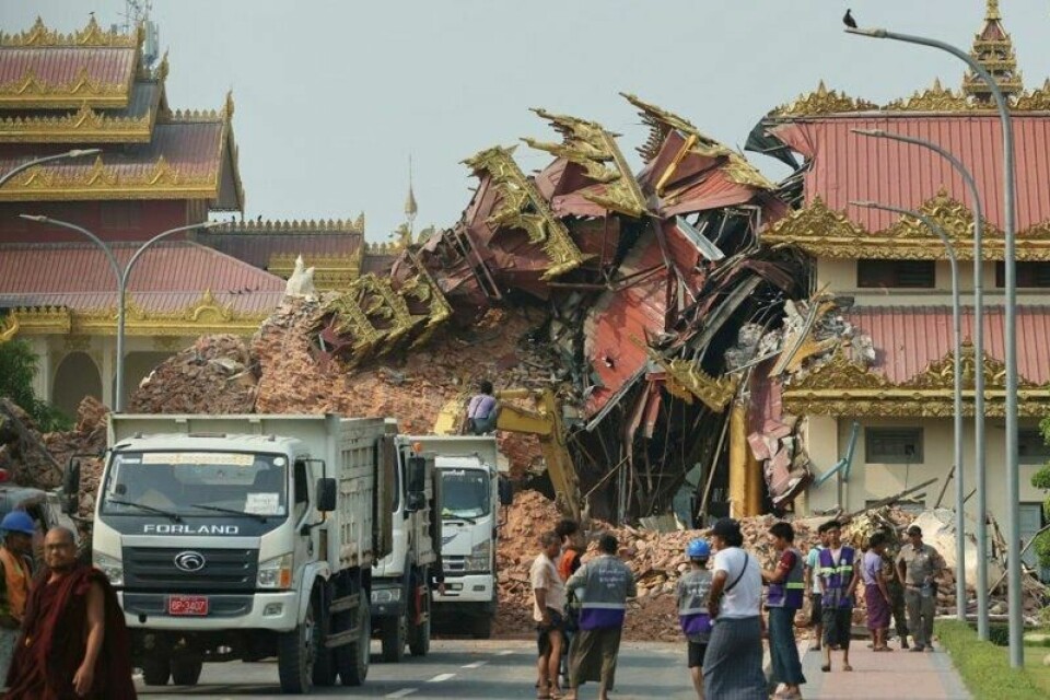 Redningsarbeidere, frivillige og lokale beboere på plass ved en kollapset bygning i Myanmars nest største by Mandalay etter fredagens kraftige jordskjelv. En av opprørsgruppene i landet innfører to ukers våpenhvile for å legge til rette for rednings- og nødhjelpsarbeid etter skjelvet.