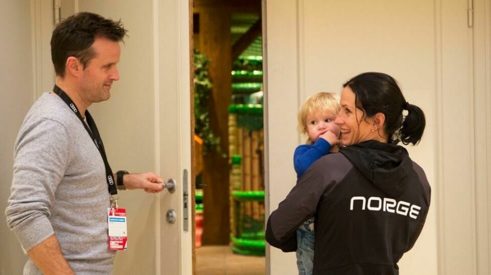 Fred Børre Lundberg og Marit Bjørgen avbildet sammen med sønnen Marius i 2017.