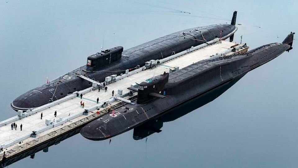 Danmarks E-tjeneste advarer om økt fare for konfrontasjon i Arktis. Bildet stammer fra det russiske forsvarsdepartementet og viser to atomubåter ved en marinebase på Kola-halvøya.