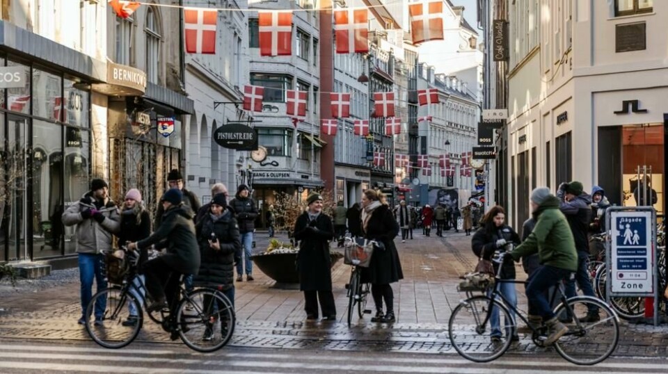 Danske flagg er på plass i gågaten Strøget i København. Sentrum av byen kommer til å koke over av festglade dansker som vil feire sin nye konge og takke sin dronning. Foto: Thomas Traasdahl / Ritzau Scanpix via AP / NTB