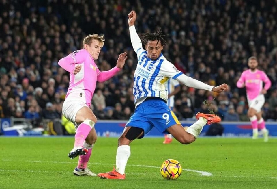 Southamptons målscorer Flynn Downes prøver å stoppe et skudd fra Brighton-spiller João Pedro i fredagens 1-1-kamp.
