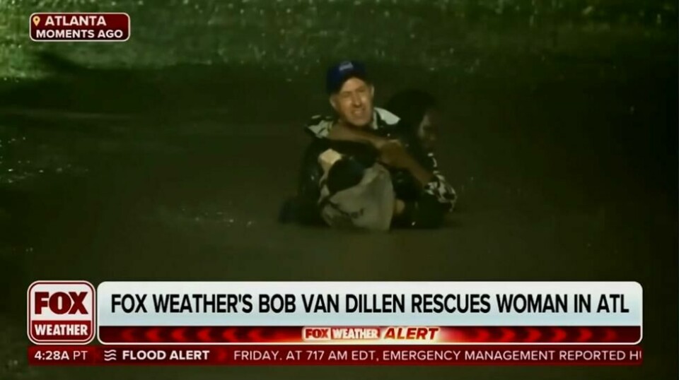 Bildet fra TV-kanalens direktesending viser meteorologen og TV-reporteren Bob Van Dillen mens han bærer en kvinne i sikkerhet. Bilen hennes ble tatt av vannmassene skapt av orkanen Helene i Atlanta fredag. Foto: Fox Weather / AP / NTB