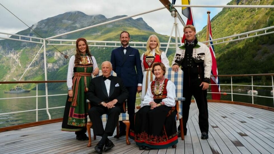 Kong Harald, dronning Sonja, kronprins Haakon, kronprinsesse Mette-Marit, prinsesse Ingrid Alexandra, prins Sverre Magnus ombord på Kongeskipet i Geirangerfjorden hvor de deltar i Märtha Louise og Durek Verrett sitt Bryllup.Foto: Cornelius Poppe / NTB