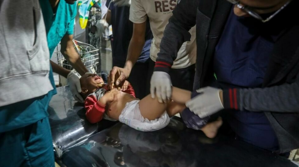 De gjenværende sykehusene i Gaza er overfylt av sårede og syke. Dette barnet ble såret i et israelsk angrep mot Rafah fredag. Foto: AP / NTB