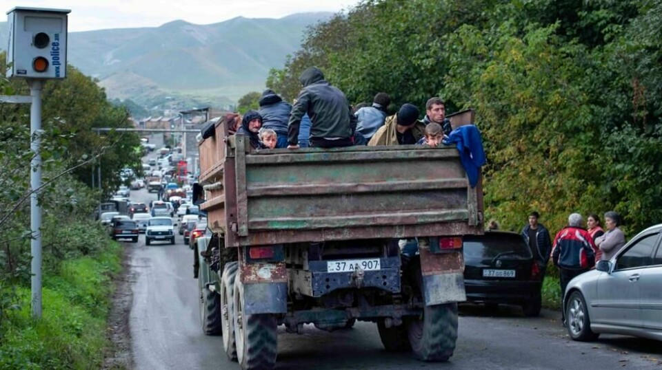 Tusenvis av armenere strømmer nå ut av Nagorno-Karabakh etter at det aserbajdsjanske militæret tok tilbake full kontroll over utbryterregionen.