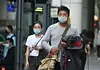 Fotgjengere med ansiktsmasker i Taipei på Taiwan onsdag. NTB Scanpix/AP.