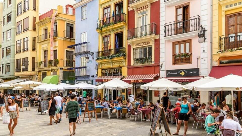 Turister som vil spiser lunsj på utendørsrestaurantene på Mercat Central i fremtiden vil måtte komme til å betale turistskatt også.