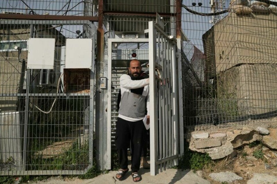 Den Oscar-vinnende palestinske regissøren Hamdan Ballal ble sluppet fri fra en politistasjon på Vestbredden tirsdag. Dagen før ble han pågrepet etter å ha blitt angrepet av bosettere i det okkuperte palestinske territoriet.