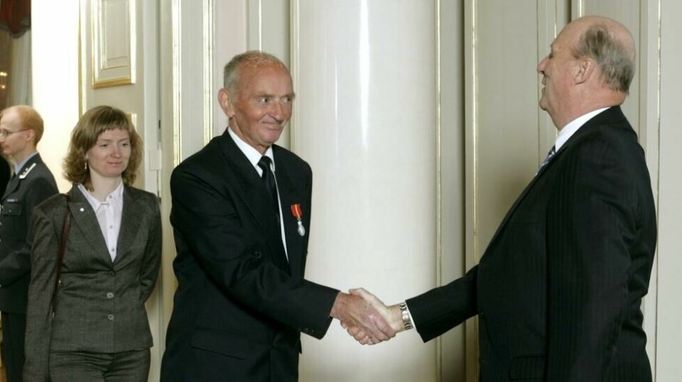 Her hilser Sindre Finnes' far Jonny Edvin Finnes på kong Harald i 2005 da han fikk kongens fortjenstmedalje i 2004.