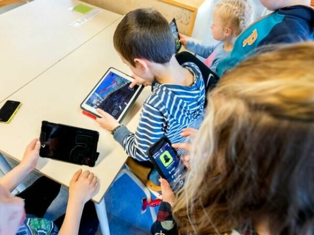Undersøkelsen, som omfatter 1000 foreldre med barn i grunnskolen, viser at hele 46 prosent mener digitale verktøy kompliserer oppfølgingen av skolearbeidet.