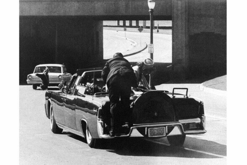 Secret Service-agent Clint Hill hopper opp i bilen sekunder etter at president John F. Kennedy ble skutt i Dallas 22. november 1963. Arkivfoto: James W. «Ike» Altgens / AP / NTB