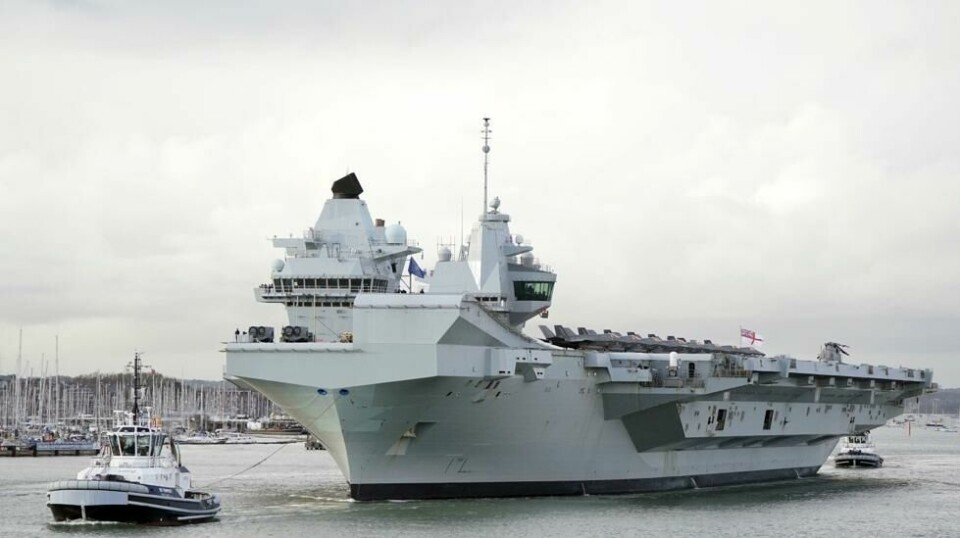 Det britiske hangarskipet HMS Queen Elizabeth har fått problemer med propellene og kan derfor ikke delta på Nato-øvelse utenfor kysten av Nord-Norge som planlagt. Foto: AP / NTB
