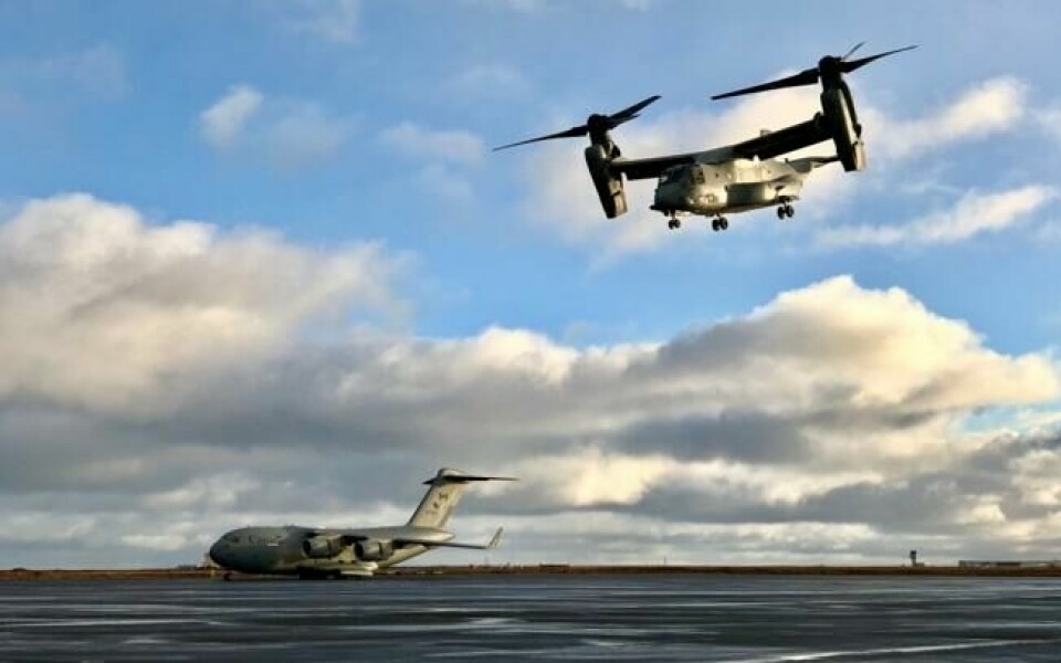 «Fortroppen» til NATO -styrken landet på Island. Her lander en Boeing V-22 Osprey på Keflavik-flyplassen ved siden av en kanadisk Globemaster III. «Fortroppen» til NATO -styrken landet på Island. Her lander en Boeing V-22 Osprey på Keflavik-flyplassen ved siden av en kanadisk Globemaster III. Foto: NATO