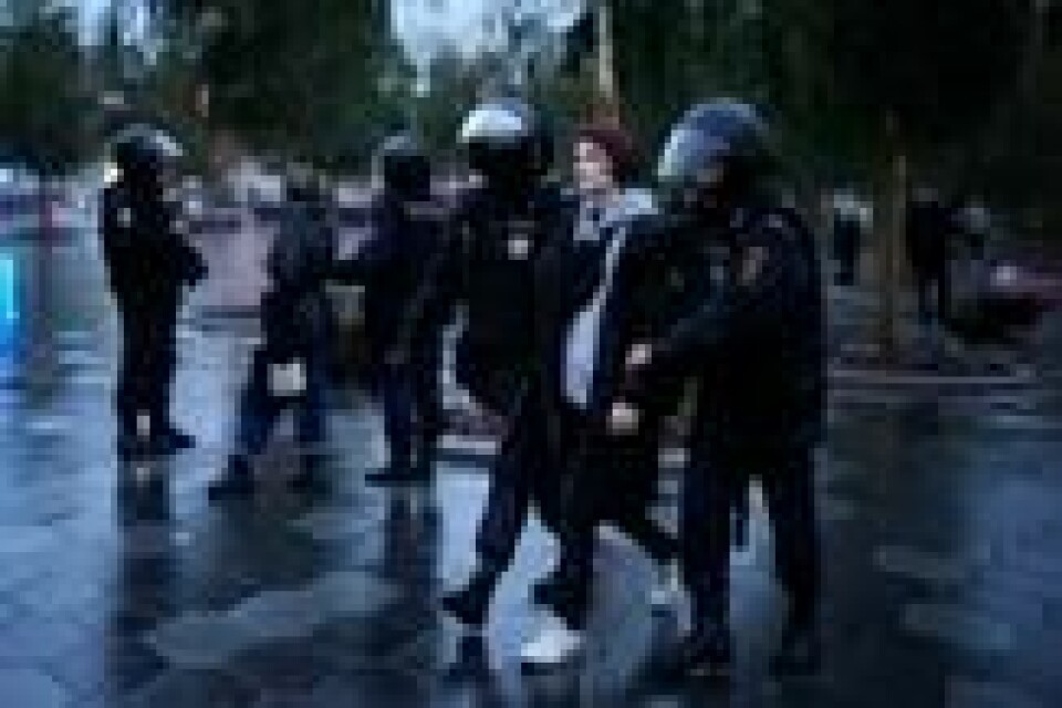 Politifolk arresterer en demonstrant under en protest mot en delvis mobilisering i Moskva, Russland, lørdag 24. september 2022. Politifolk arresterer en demonstrant under en protest mot en delvis mobilisering i Moskva, Russland, lørdag 24. september 2022. Foto: AP