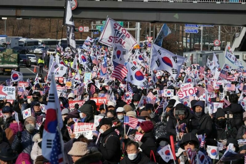 Tilhengere av Sør-Koreas suspenderte president Yoon Suk-yeol demonstrerte fredag utenfor presidentpalasset der han har forskanset seg.