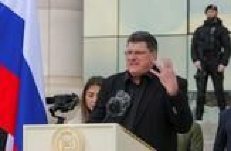 Scott Ritter talte på tilsynelatende gebrokkent russisk til tsjetsjenske soldater i forbindelse med besøket i Groznyj 5. januar. Scott Ritter talte på tilsynelatende gebrokkent russisk til tsjetsjenske soldater i forbindelse med besøket i Groznyj 5. januar. Foto: Chingis Kondarov / Reuters