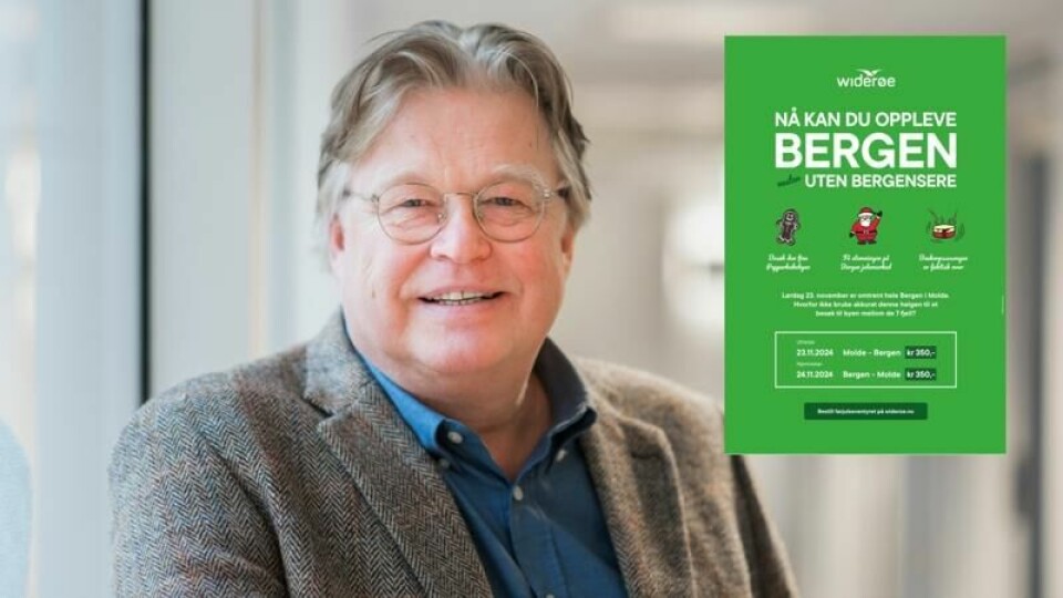 Markedsføringsekspert Trond Blindheim ved Høyskolen Kristiania tar Widerøe-reklamen (innfelt) med godt humør. Foto: Høyskolen Kristiania / Widerøe.