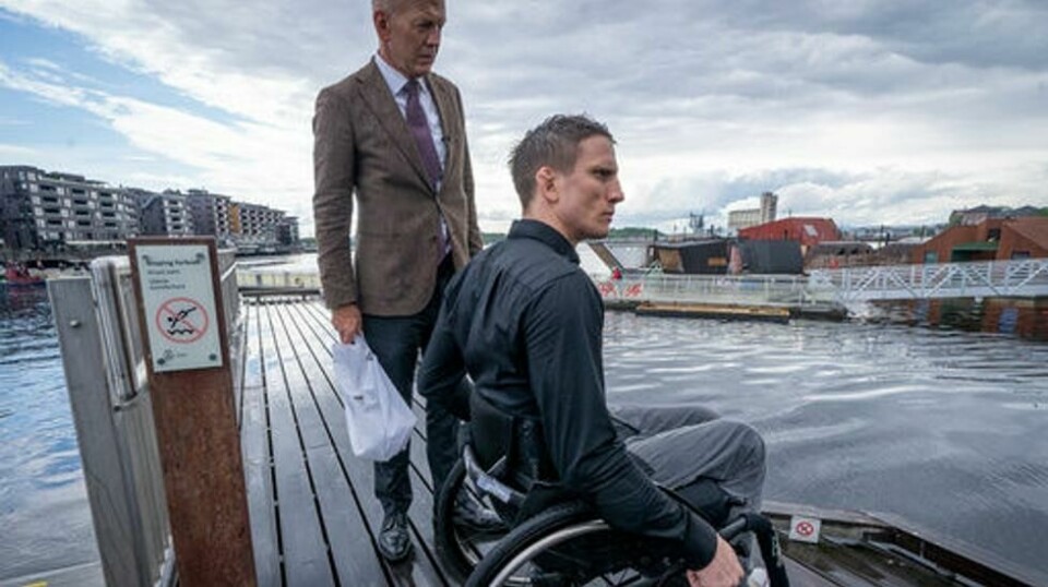 Kampsportutøveren Geir Kåre Nyland og advokat Christian Lundin på befaring sammen med Oslo tingrett på Sørenga i fjor i forbindelse med søksmål etter stupeulykken til Nyland i 2021. Foto: Heiko Junge / NTB
