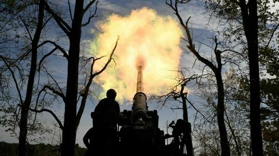 Ukrainske soldater fra 43. artilleribrigade avfyrer en 2S7 Pion selvkjørende kanon mot russiske stillinger. Ved hjelp av kommunikasjonssystemet Link 16 kunne utskytningen mer sømløst samhandlet med andre systemer.