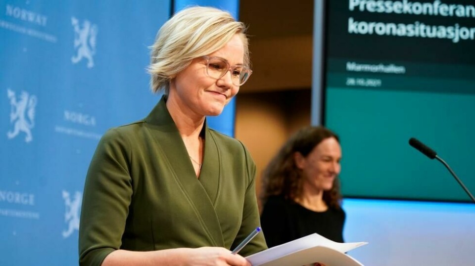 Helse- og omsorgsminister Ingvild Kjerkol (Ap) og direktør i FHI Camilla Stoltenberg på torsdagens pressekonferanse om coronasituasjonen.